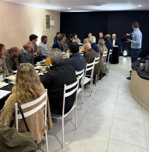 Autoridades del MEF junto a comerciantes de la frontera que forman parte de CEDU Autoridades del MEF junto a comerciantes de la frontera que forman parte de CEDU