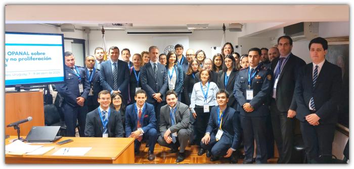 Grupo de participantes del evento ubicadas para la toma de una foto